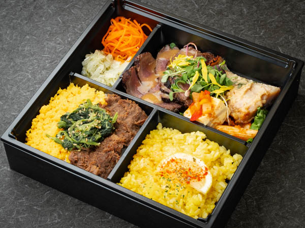 肉そぼろご飯とバターサフランライス 白身魚の西京ハーブ味噌焼き＆醤油麹に漬け込んだ国産牛ローストビーフの焦醤油バター《Ｎｏ０３》
