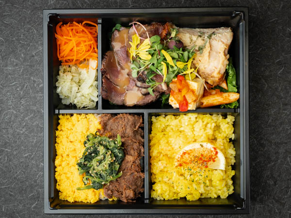 肉そぼろご飯とバターサフランライス 白身魚の西京ハーブ味噌焼き＆醤油麹に漬け込んだ国産牛ローストビーフの焦醤油バター《Ｎｏ０３》
