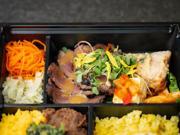 肉そぼろご飯とバターサフランライス 白身魚の西京ハーブ味噌焼き＆醤油麹に漬け込んだ国産牛ローストビーフの焦醤油バター《Ｎｏ０３》
