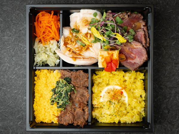 肉そぼろご飯とバターサフランライス 国産鶏胸肉の香味ソース＆醤油麹に漬け込んだ国産牛ローストビーフの焦醤油バター《Ｎｏ０４》