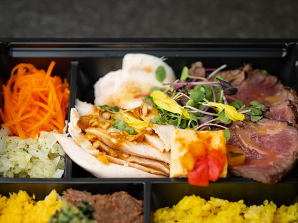 肉そぼろご飯とバターサフランライス 国産鶏胸肉の香味ソース＆醤油麹に漬け込んだ国産牛ローストビーフの焦醤油バター《Ｎｏ０４》