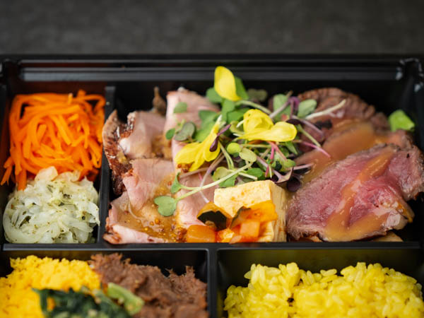 肉そぼろご飯とバターサフランライス 香味豚のローストポーク＆醤油麹に漬け込んだ国産牛ローストビーフの焦醤油バター《Ｎｏ０５》