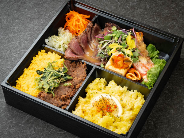 肉そぼろご飯とバターサフランライス 金目鯛の西京ハーブ味噌焼き＆醤油麹に漬け込んだ国産牛ローストビーフの焦醤油バター...