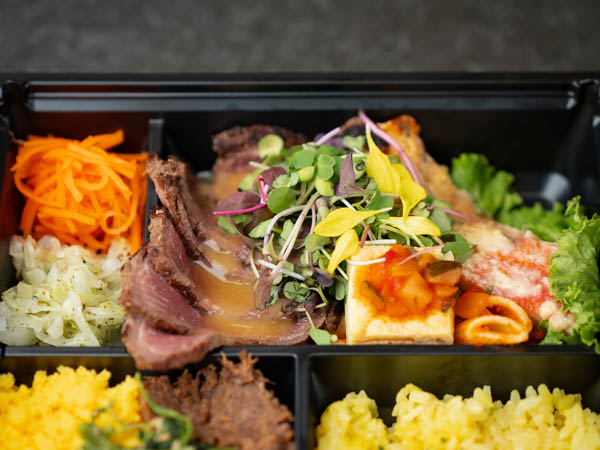 肉そぼろご飯とバターサフランライス 金目鯛の西京ハーブ味噌焼き＆醤油麹に漬け込んだ国産牛ローストビーフの焦醤油バター《Ｎｏ０６》