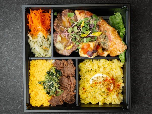 肉そぼろご飯とバターサフランライス 金目鯛の西京ハーブ味噌焼き＆醤油麹に漬け込んだ和牛ローストビーフ《Ｎｏ０７》