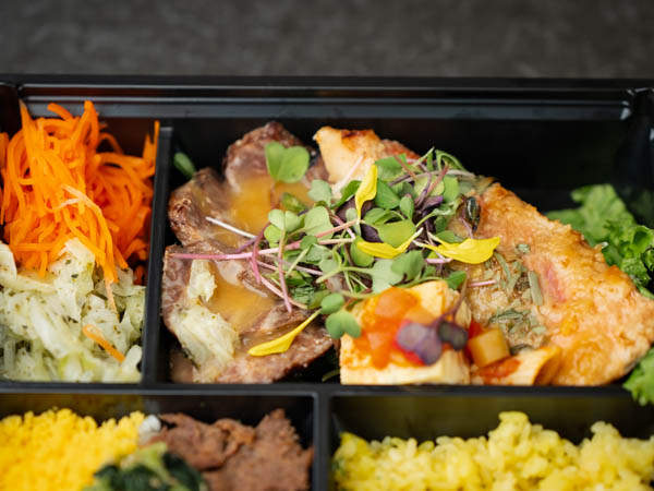 肉そぼろご飯とバターサフランライス 金目鯛の西京ハーブ味噌焼き＆醤油麹に漬け込んだ和牛ローストビーフ《Ｎｏ０７》