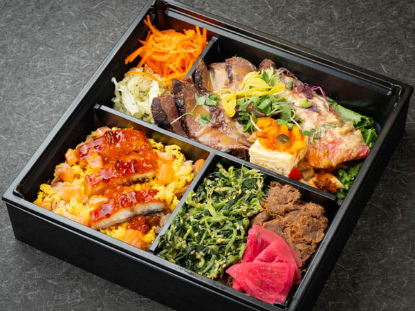 鰻、タスマニアサーモンちらし寿司と肉そぼろご飯 金目鯛の西京ハーブ味噌焼き＆醤油麹に漬け込んだ和牛ローストビーフ《Ｎｏ０８》