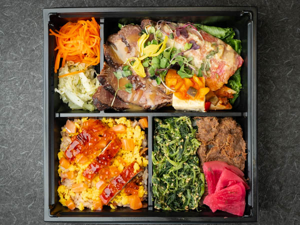 鰻、タスマニアサーモンちらし寿司と肉そぼろご飯 金目鯛の西京ハーブ味噌焼き＆醤油麹に漬け込んだ和牛ローストビーフ《Ｎｏ０８》