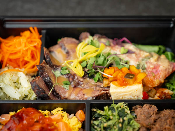 鰻、タスマニアサーモンちらし寿司と肉そぼろご飯 金目鯛の西京ハーブ味噌焼き＆醤油麹に漬け込んだ和牛ローストビーフ《Ｎｏ０８》