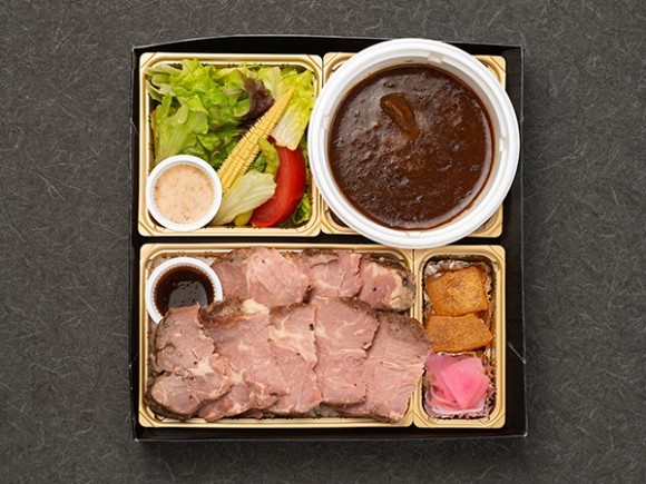低温調理のサーロインステーキと48時間煮込んだ黒カレー弁当