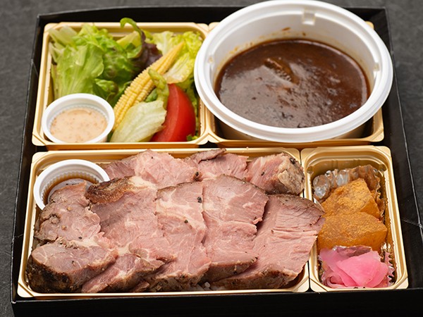 低温調理のサーロインステーキと48時間煮込んだ黒カレー弁当