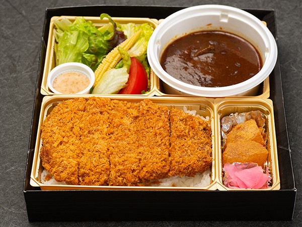 48時間煮込んだ黒カレーとロースカツ弁当