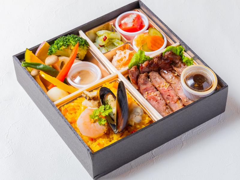 季節の副菜パエリアとステーキ洋膳