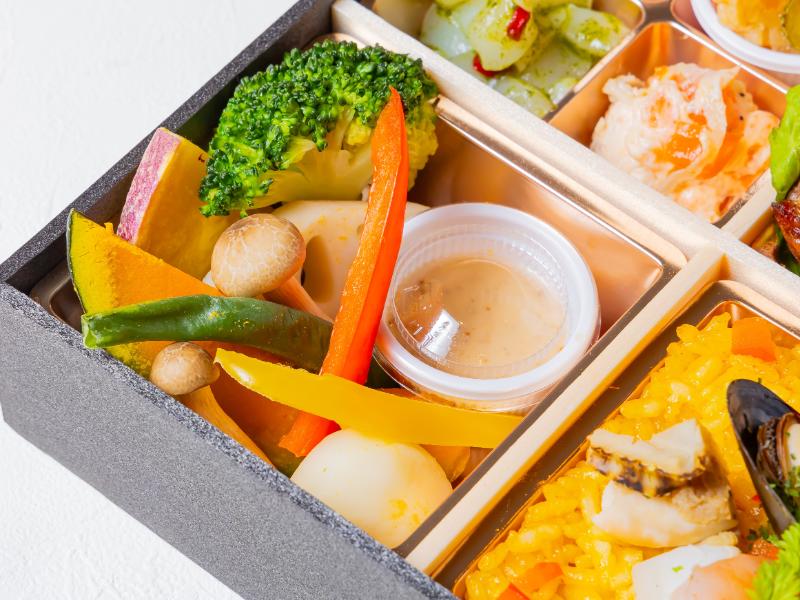 季節の副菜パエリアとステーキ洋膳