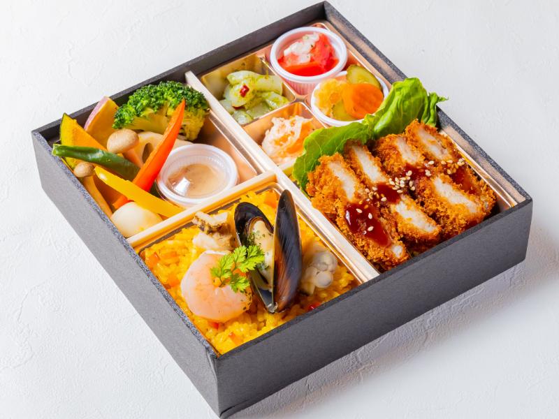 季節の副菜パエリアとポークカツレツ洋膳