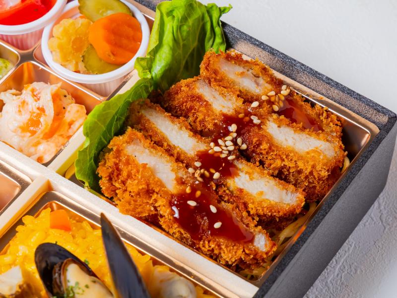 季節の副菜パエリアとポークカツレツ洋膳