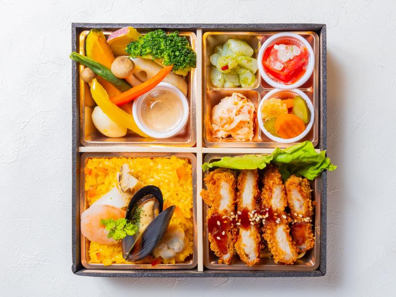 季節の副菜パエリアとポークカツレツ洋膳