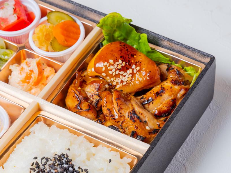季節の副菜白ごはんとグリルチキン御膳