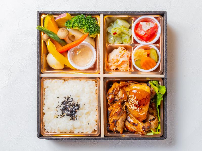 季節の副菜白ごはんとグリルチキン御膳