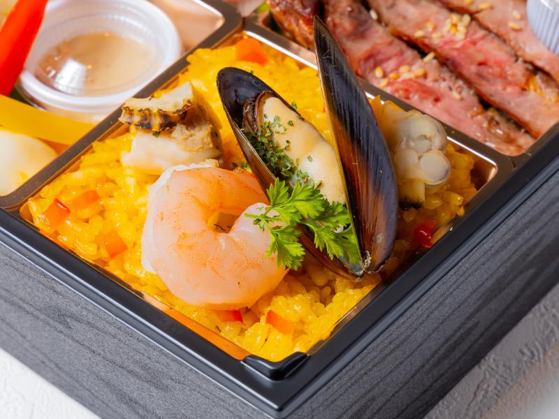 パエリアとステーキとポークカツ御膳