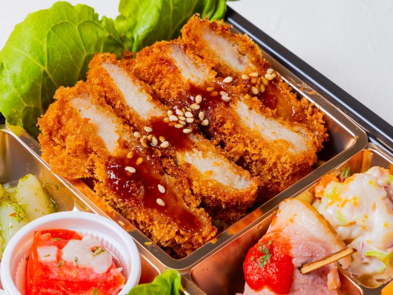 パエリアとステーキとポークカツ御膳