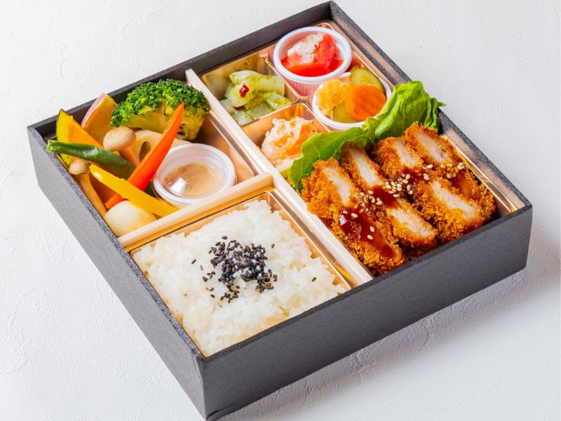 季節の副菜白ごはんとポークカツ御膳