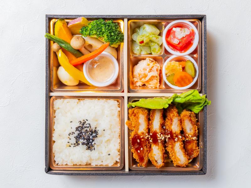 季節の副菜白ごはんとポークカツ御膳