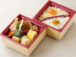 豆腐ハンバーグと定番人気三種の二段弁当