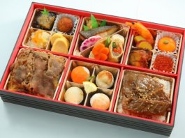 Ｎｏ．156 熊本産A5焼肉とすき焼きの豪華おせち風折重 苑寿（えんじゅ）