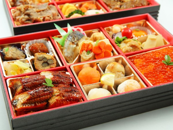 Ｎｏ．158 熊本産A5焼肉とすき焼きと特選うなぎといくらの豪華和洋折衷おせち風二段折重 宝寿（ほうじゅ）