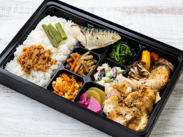 幕ノ内（上）ローストチキン＆低温焼きサバ