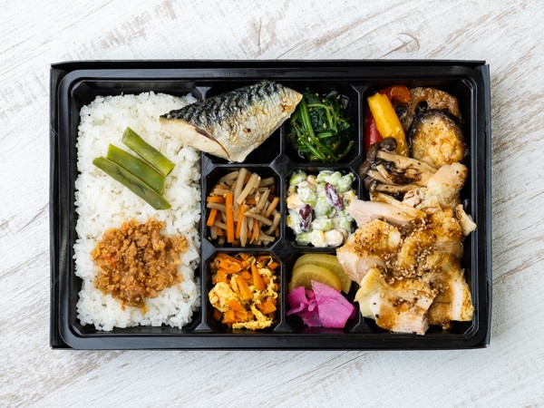 幕ノ内（上）ローストチキン＆低温焼きサバ