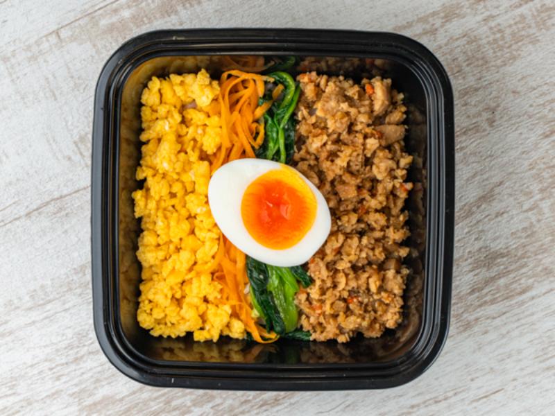 自家製味付彩りそぼろ丼