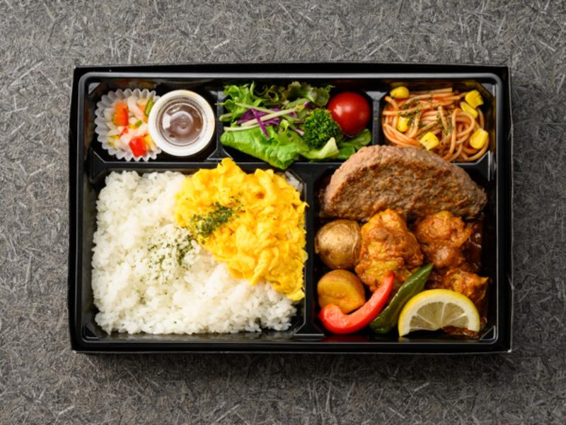 煮込みチキン＆牛ハンバーグの無水オムカレー御膳