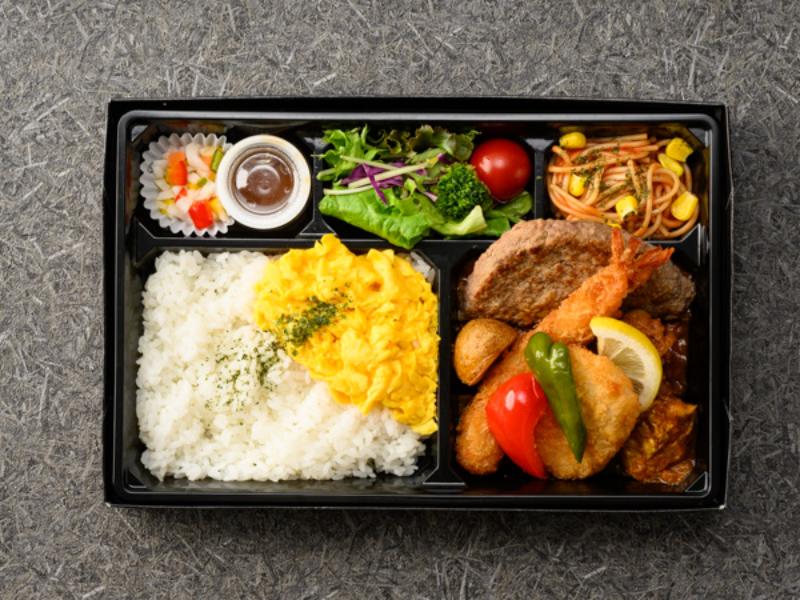 牛ハンバーグ＆カニクリームの豪華無水オムカレー御膳