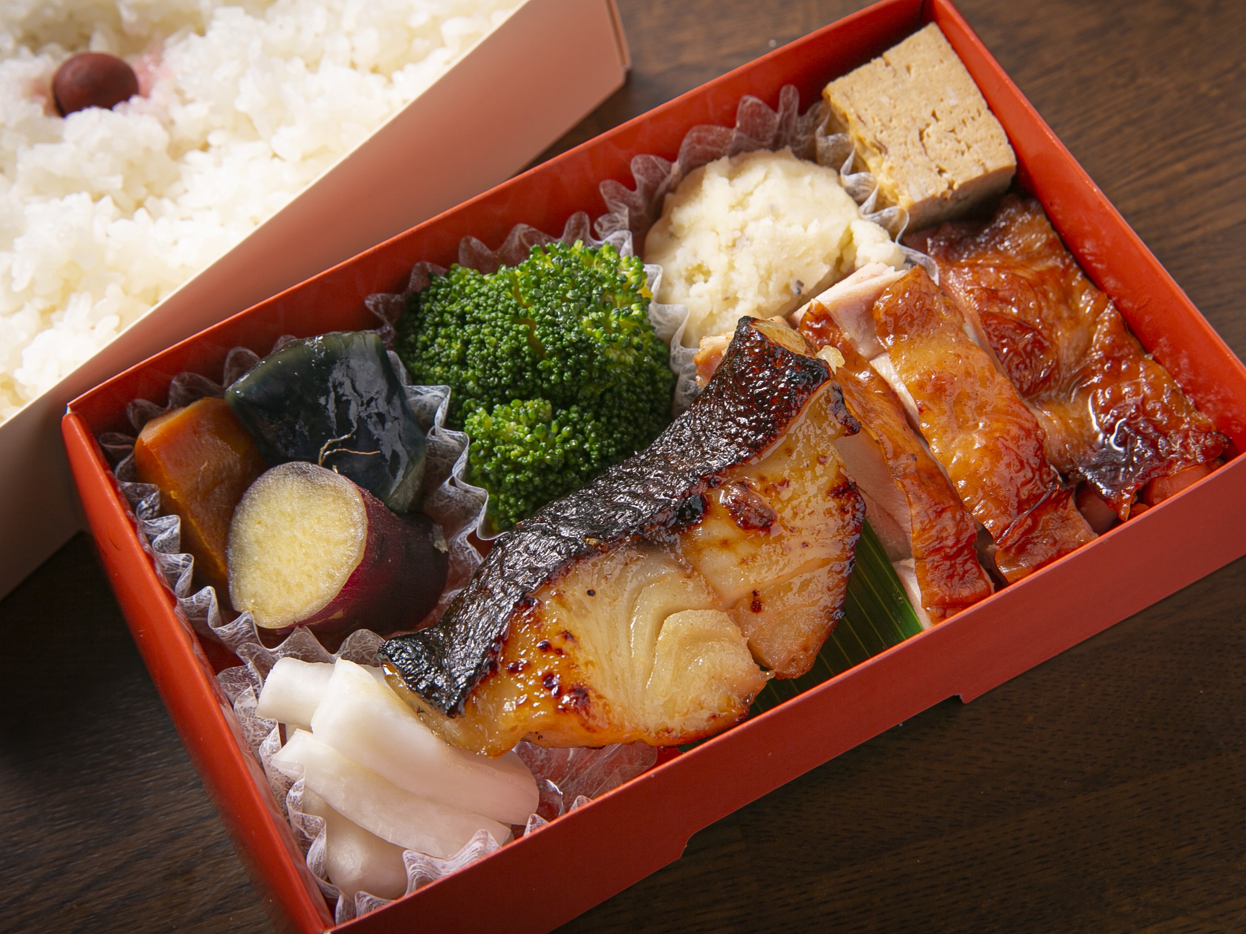 銀だら醤油・壺焼きどり弁当