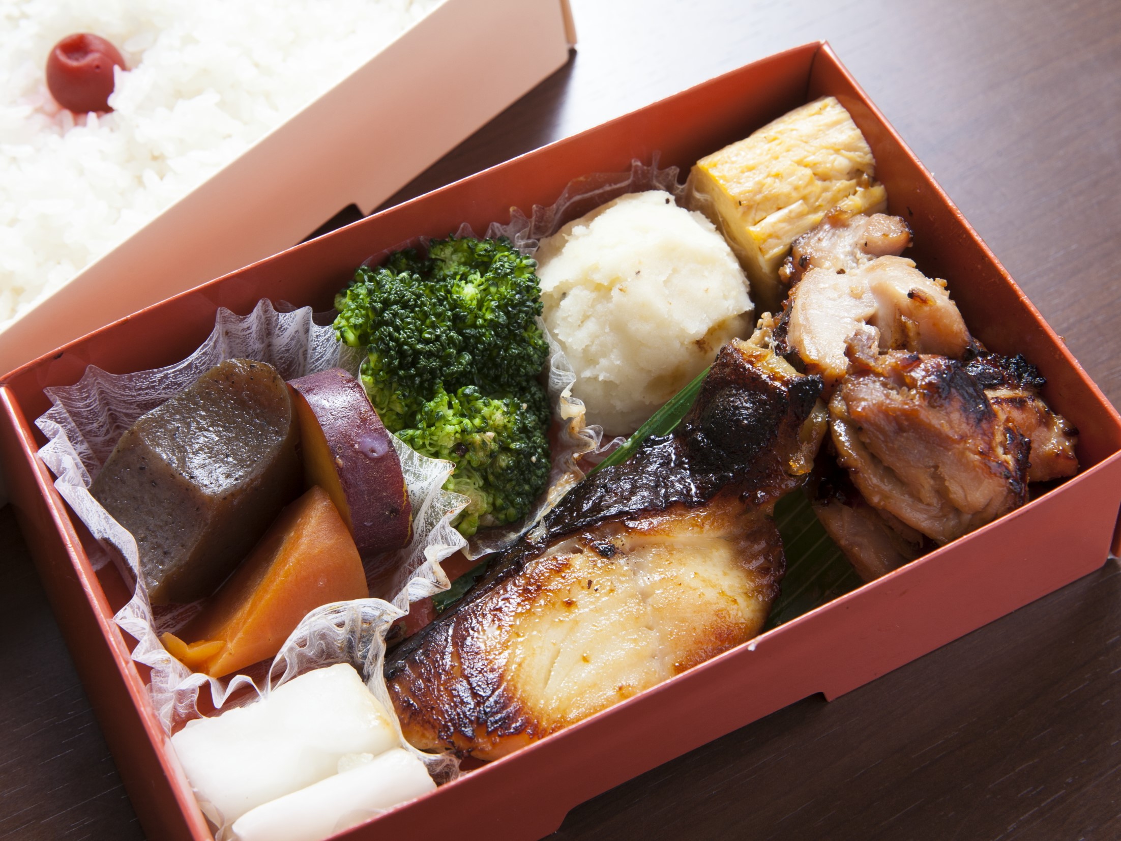 銀だら醤油・鶏こうじ焼き弁当