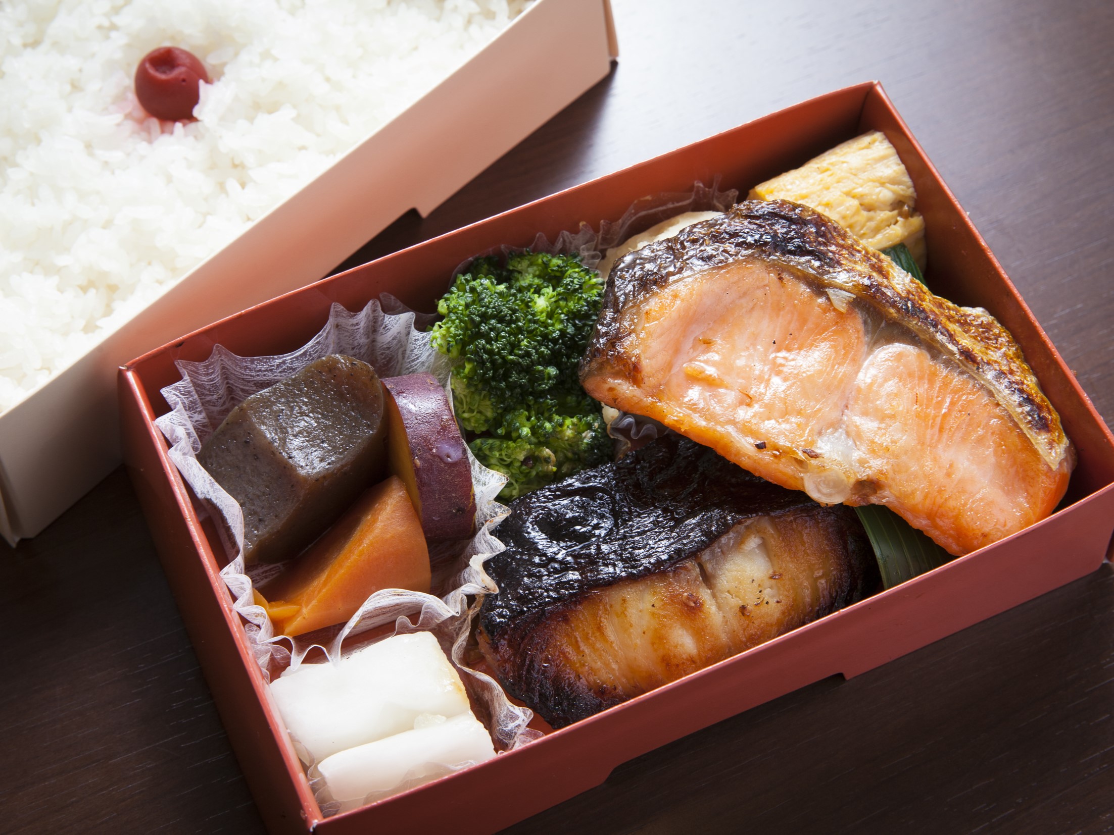 銀だら醤油・しゃけ塩焼き弁当