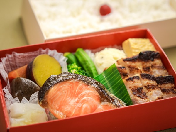 鮭・豚塩こうじ焼弁当
