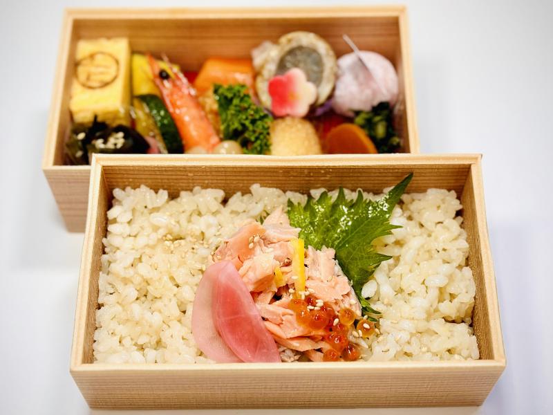自家製塩鮭といくらの炊き込みご飯弁当