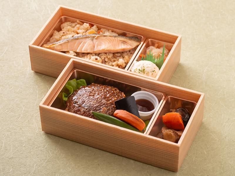 大きな鮭がのったかしわめし＆ハンバーグの豪華二段御膳