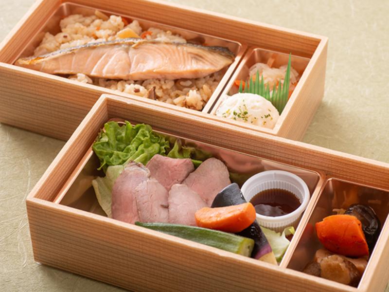 鮭がのったかしわめし＆ローストビーフの豪華二段御膳