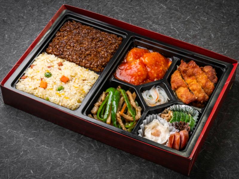 三種メインの中華極上弁当（大エビチリ・青椒肉絲・油淋鶏）