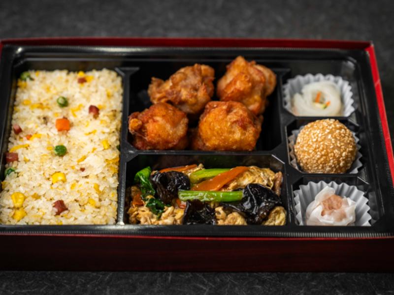 ガッツリ御膳（唐揚げ・豚肉と玉子、きくらげ炒め）