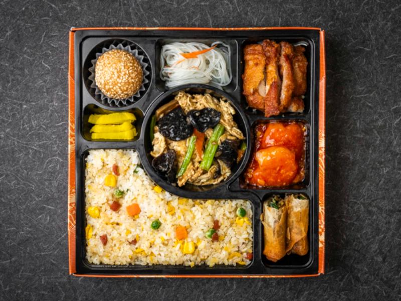彩り中華特選御膳（エビ卵チリソース・油淋鶏・豚肉と木耳と卵炒め）