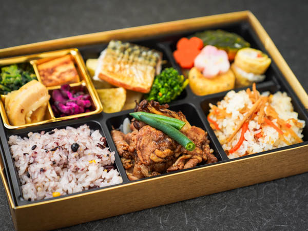 6升9種 牛肉しぐれ煮と鯖の炙り焼きのやぎり亭御膳（主菜の変更可）