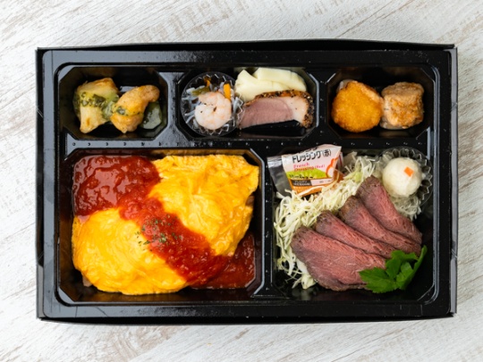 ローストビーフオムライス弁当【お茶付（185ml 缶）】