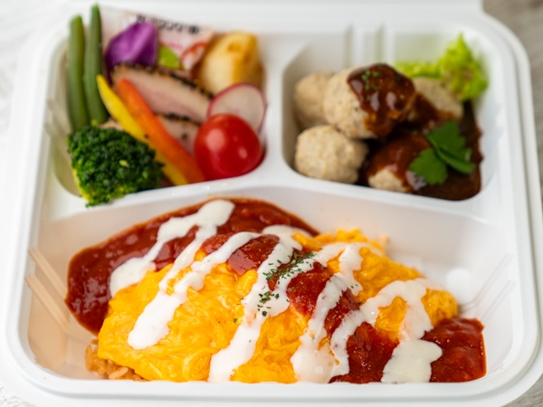飾り野菜とデミグラスミートボールオムライス弁当