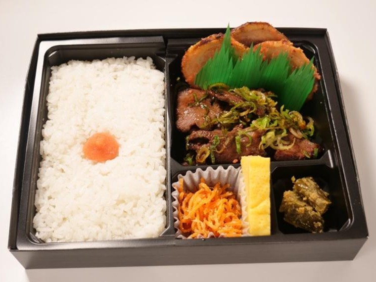 牛タン香味焼きと明太焼豚の贅沢弁当