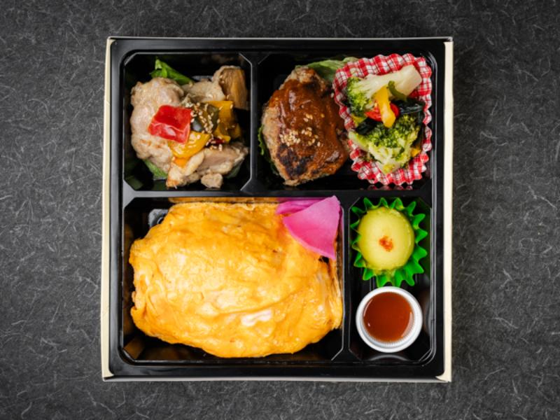 満足オムライスと和牛ハンバーグとチキンのローズマリー香味焼き添え